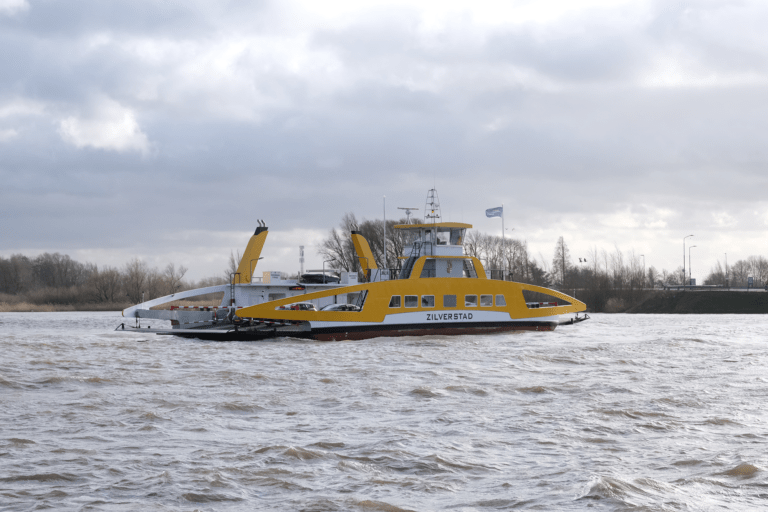Veer in Schoonhoven over de rivier de Lek.